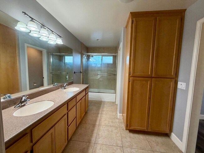 Building Photo - Beautiful 3 Bedroom 2.5 Bathroom Single Fa...