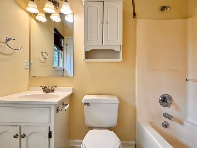 Building Photo - Briarwood Townhome close to NGIC and Hollymead Town Center!