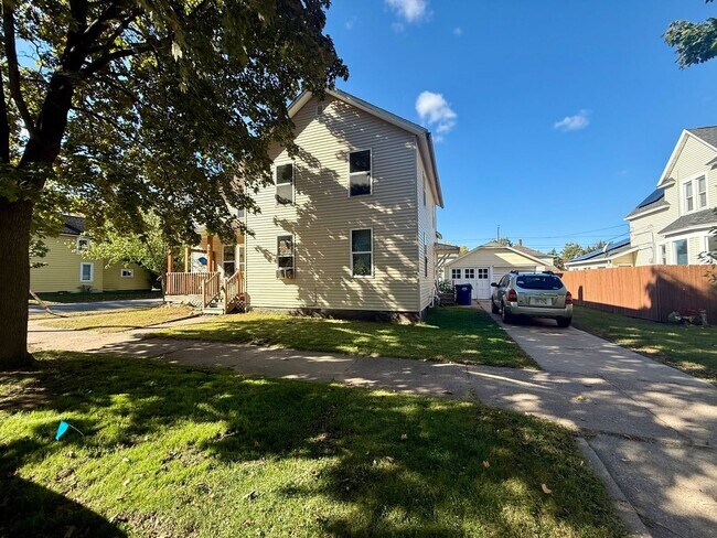 Building Photo - 302 N 2nd Ave