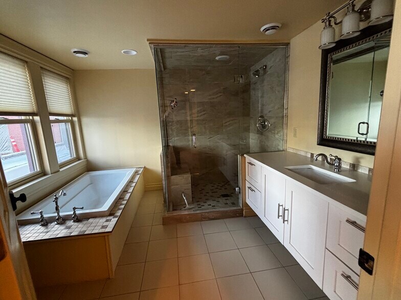 Building Photo - 27 N Main St