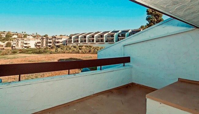 Building Photo - Modern Comfort with Stunning Views in La C...