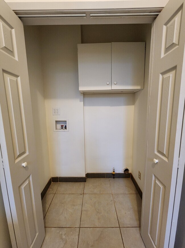 laundry hook up - 1622 S Campbell Ave