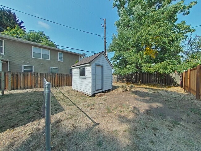 Building Photo - 1 Bedroom House ~ Close to Campus