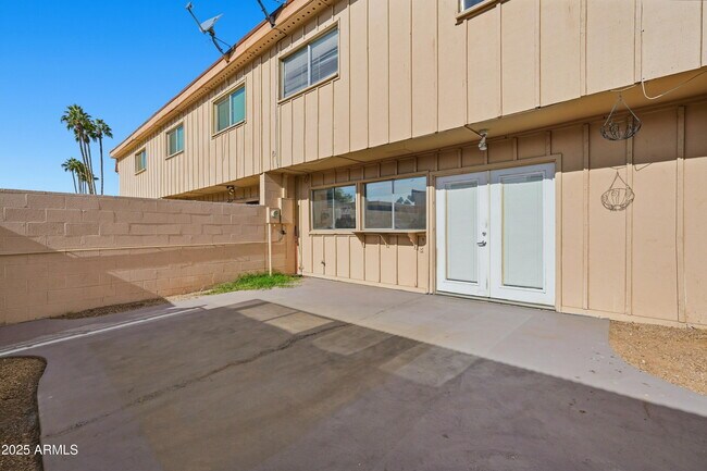 Building Photo - 1628 E Logan Dr