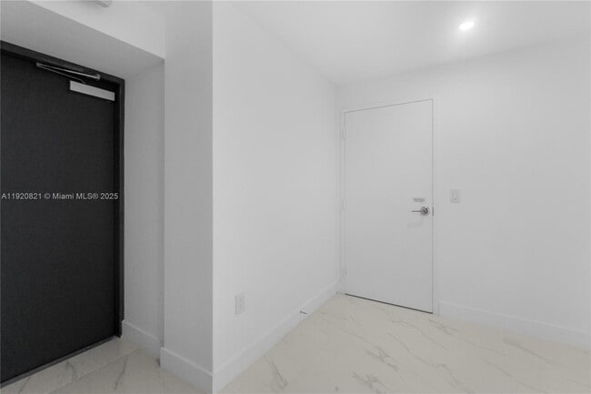 Building Photo - 700 NE 24th St