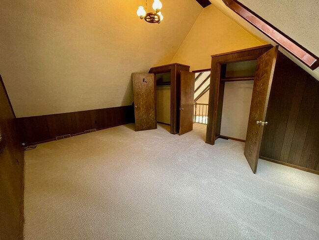 Building Photo - Unique 4 Bedroom Home on Dead-End Road w/ 6 Acres