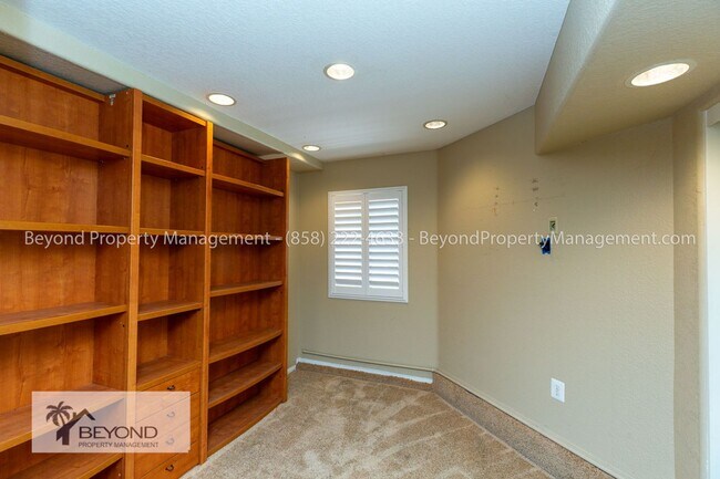 Building Photo - ELEGANT 4BR/2.5BA H in HOME IN OCEANSIDE P...