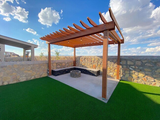 Building Photo - Spacious 4 Bedroom Refrig A/C Home