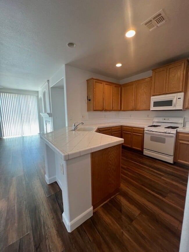 Building Photo - Single Story 3 Bedroom Home in Lincoln Acr...