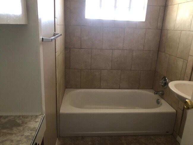 Building Photo - 5800 Bobwhite Ave