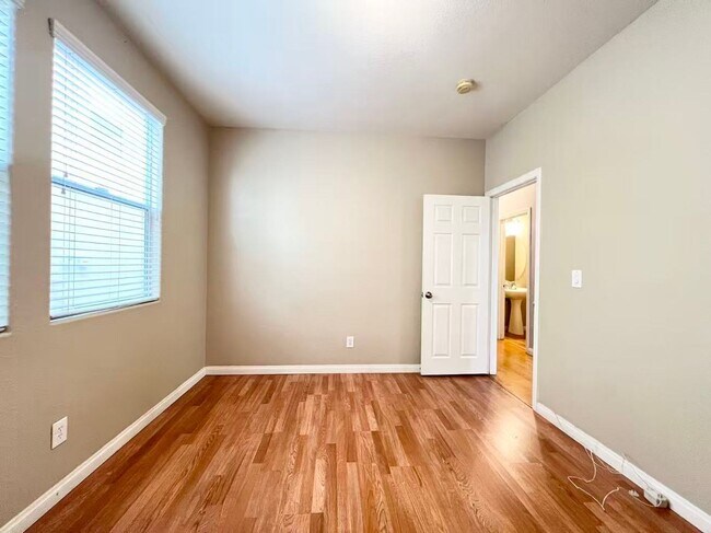 Building Photo - Nice 2 story house
