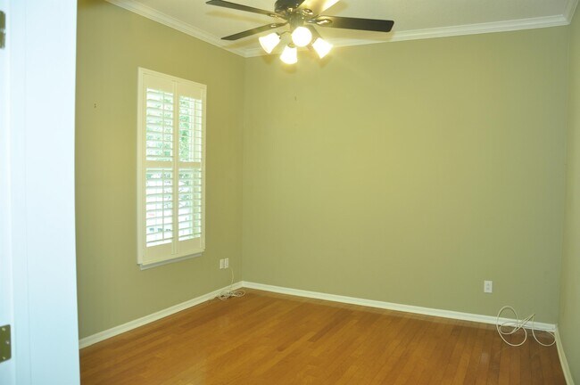 Building Photo - 607 Nadina Pl