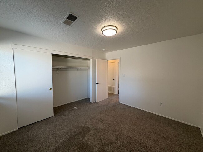 Building Photo - 628 Pontiac Dr SW