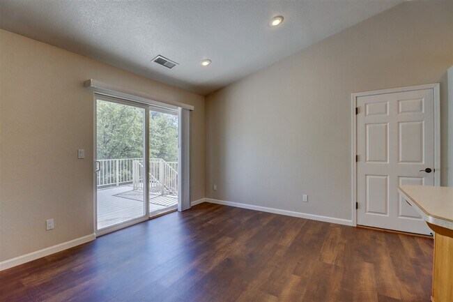 Building Photo - Immaculate 3 bedroom, 2 bath home in Presc...