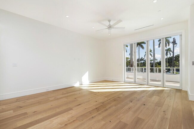 Building Photo - 261 Royal Poinciana Way