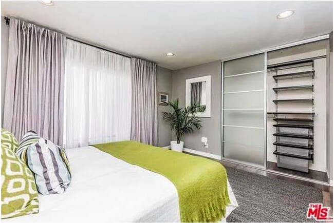 Main bedroom - 1606 S Barrington Ave