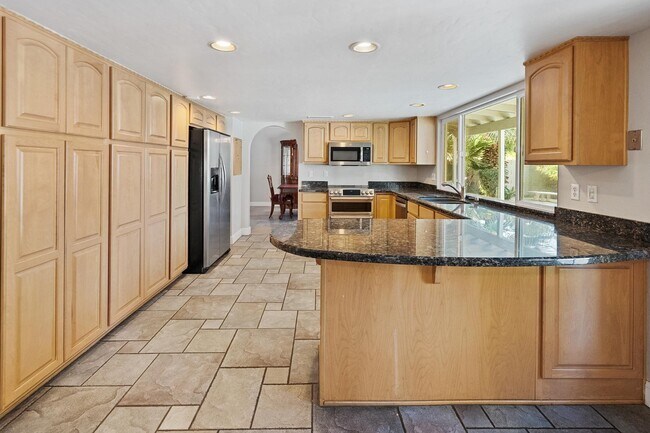 Building Photo - 8464 N 7th Ave