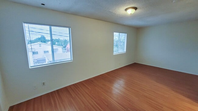 Building Photo - 6 Bedroom 3 Bath Two Story House with REMODELED Kitchen and Bathrooms Available Now!