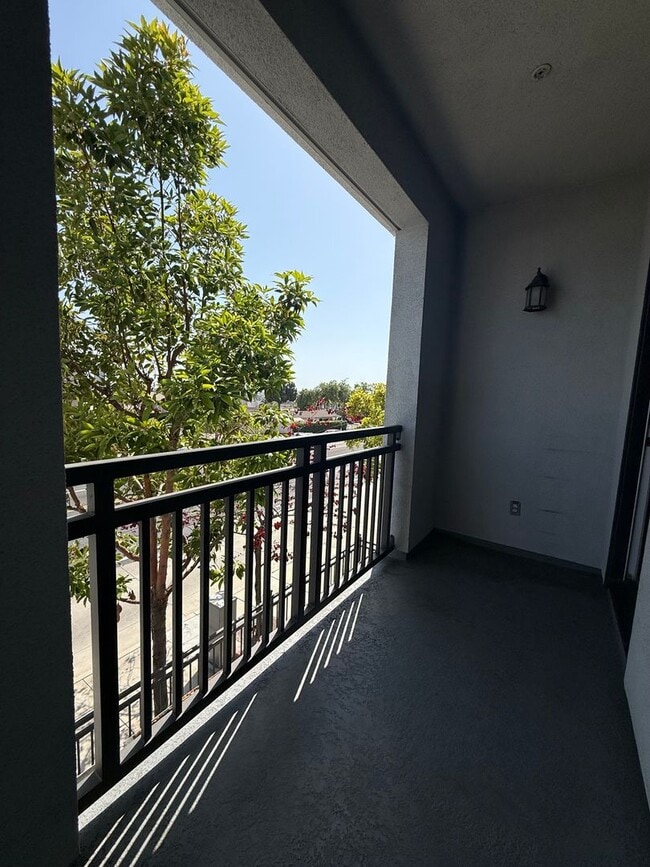 Building Photo - 2 Bedroom, 2.5 Bath Tri-level townhouse in Signal Hill