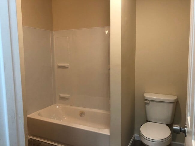 Building Photo - Recently Renovated 3 Bedroom Home! Very Spacious Living Area!! Master Bedroom with 1/2 Bath! Lots...