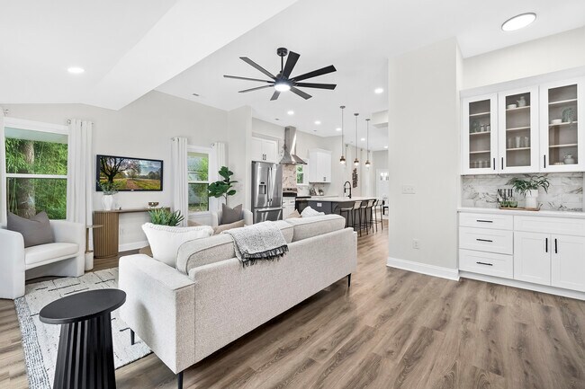 Building Photo - 316 W 14th St