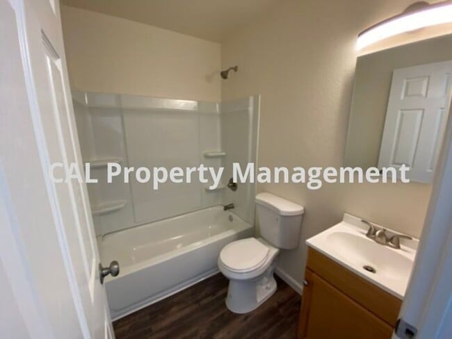 Building Photo - Newly Remodeled 2 Bedroom Apartment!