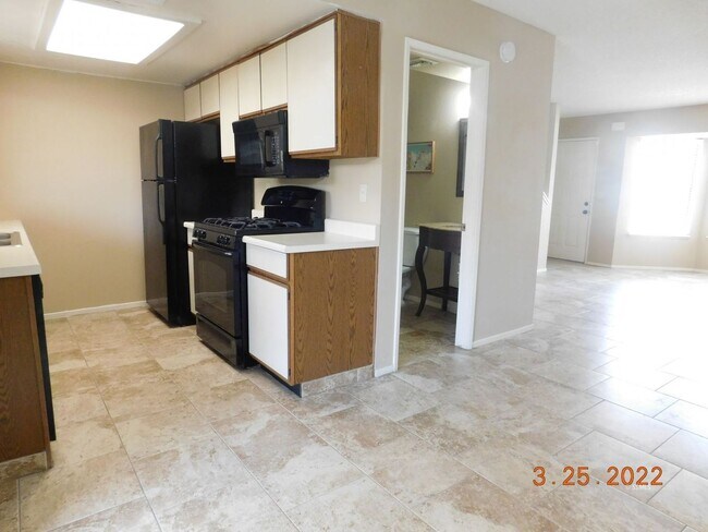 Building Photo - Place 616 W Graaf Ave