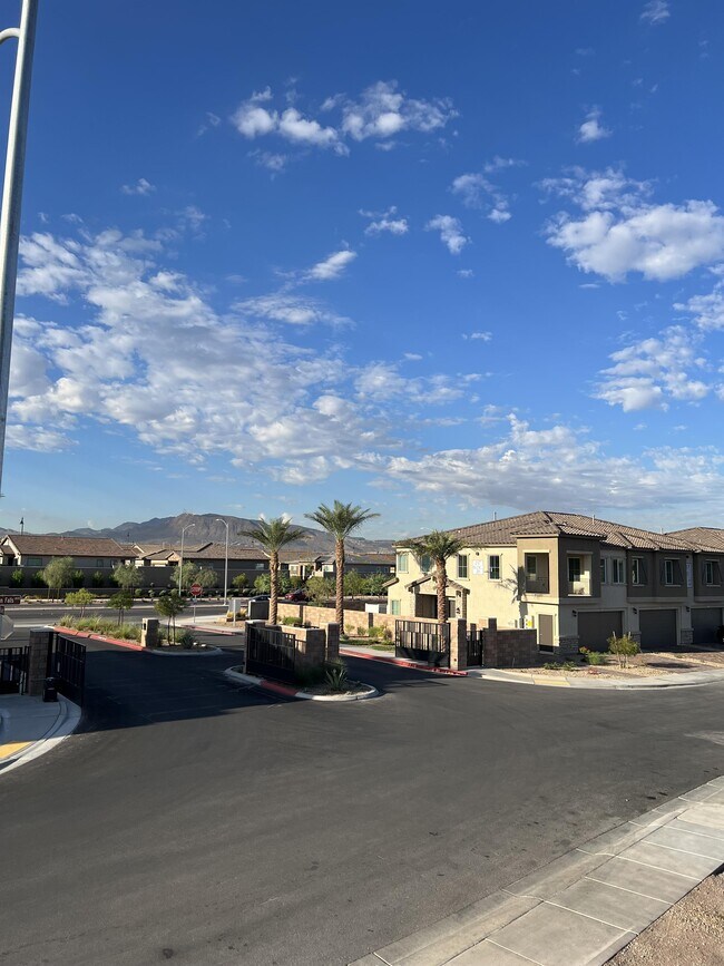 Building Photo - 274 Callen Falls Ave