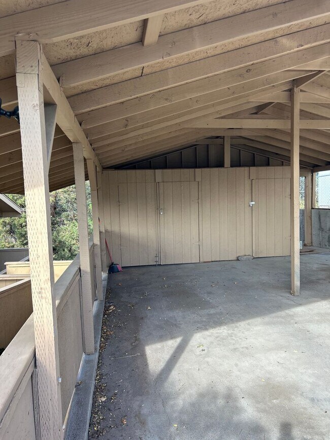 Building Photo - 365 NE Loper Ave