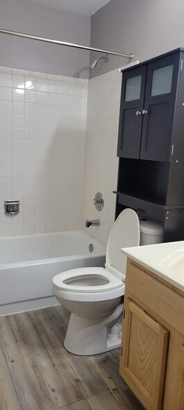 Common Bathroom - 771 Hoover Dr