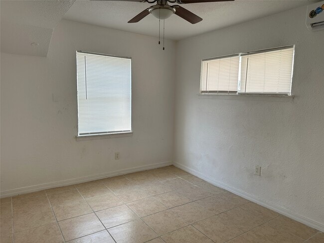 Building Photo - 3833 Mt Pleasant St