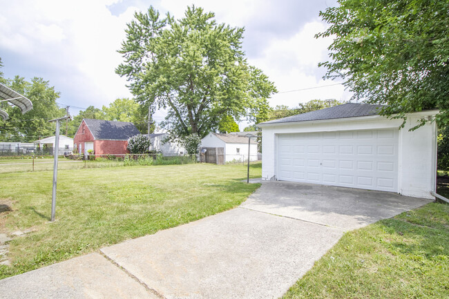 Building Photo - 3350 Beaumont Dr
