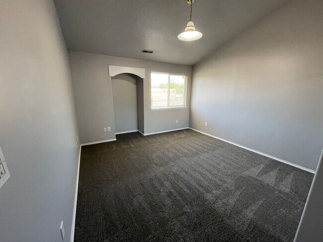 Building Photo - 620 N Fairfield Rd