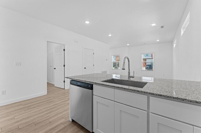 Building Photo - 941 Ventnor Ave