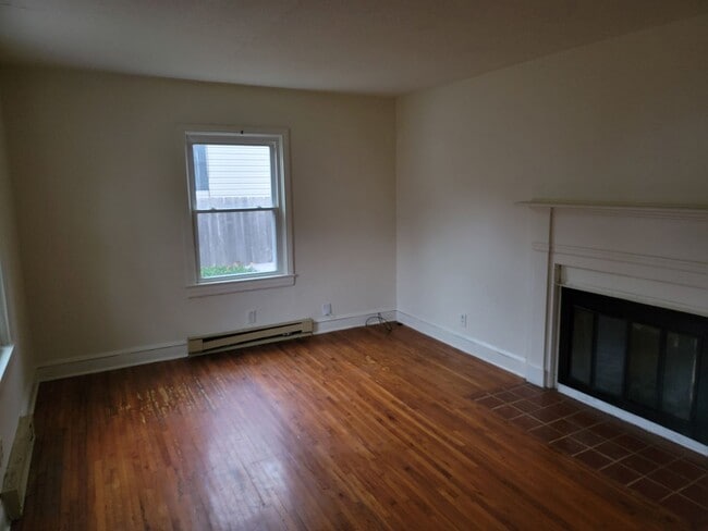 Building Photo - 2 Bedroom  1bd House