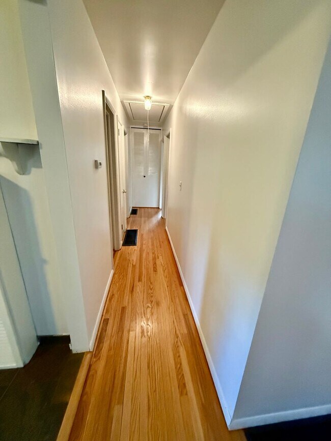 Building Photo - AVAILABLE NOW AUGUST 2025.  MONTHLY RENT I...