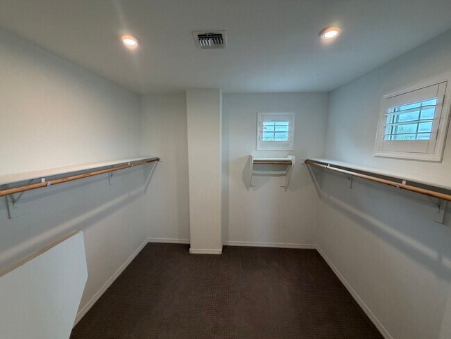 Building Photo - 1322 E Gemini Pl