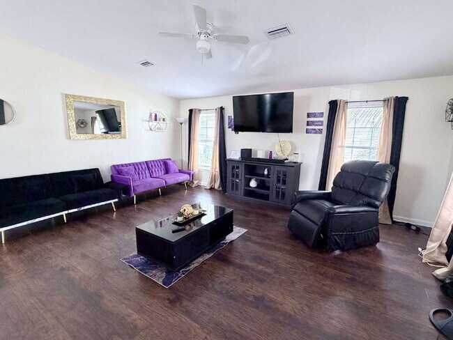 Building Photo - "Charming 4-Bed Oasis with 2 Baths in Prime West Palm Beach Location – 1560 Sq Ft of Comfort!"