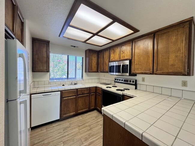 Building Photo - Cozy upstairs Condo in Auburn. Pets welcome!!