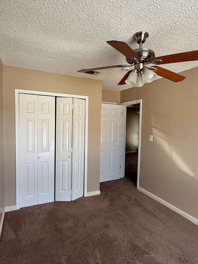 Building Photo - Beautiful two bed/1.5 bath in the heart of Alamo Heights