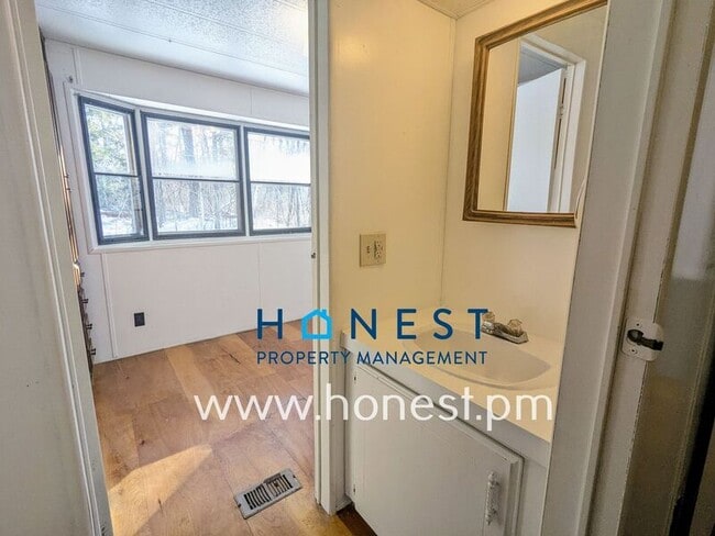 Building Photo - 9 Lexi Ln