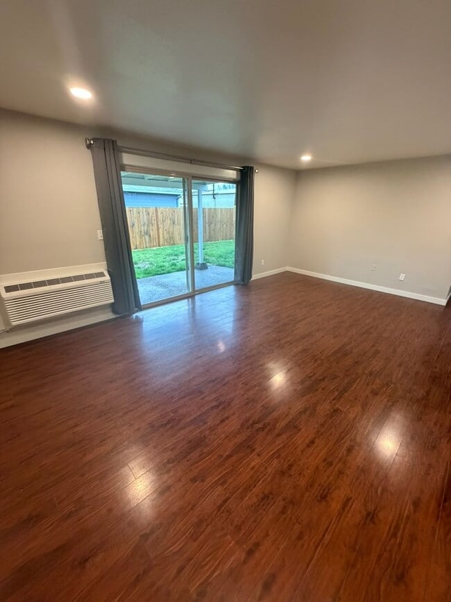 Building Photo - Large Updated 2 Bedroom with New Appliances!