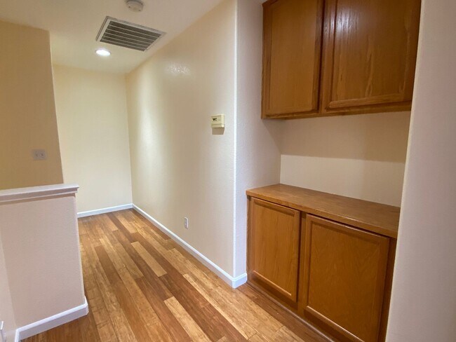 Building Photo - Open Single-Family 3Bed/2.5BA Home Mere Mi...