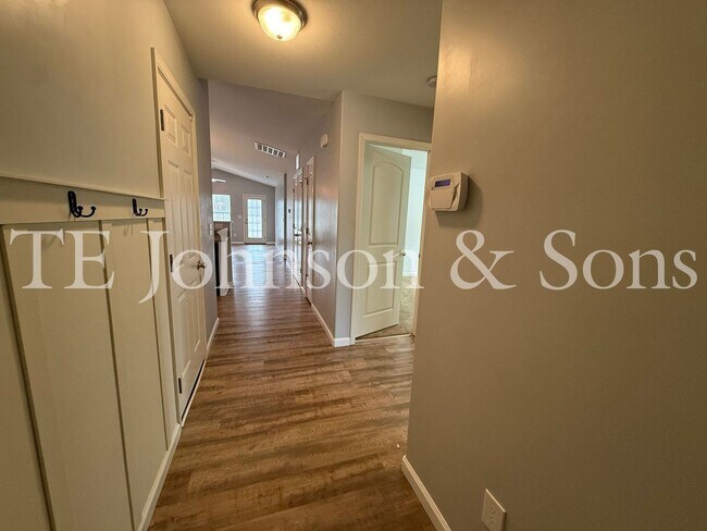 Building Photo - Modern Comfort with Vaulted Ceilings & Garage in Winston-Salem