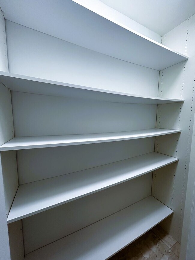 Building Photo - Large 1 Bedroom 1.5 Bath Condo - Steps from Fort Lauderdale Beach!