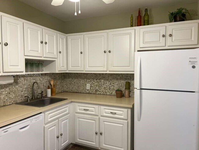 Building Photo - 2950 N Palm Aire Dr