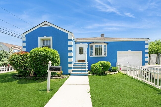Building Photo - 940 SCHOPMAN Dr
