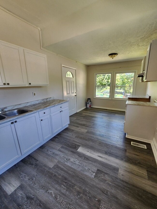 Building Photo - LARGE 4 Bedroom Home For Rent