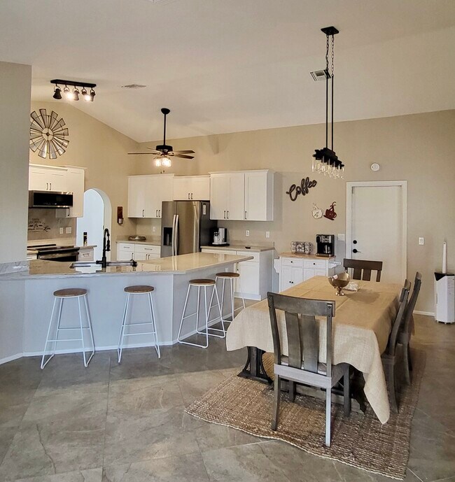 Building Photo - 6609 W Sierra St