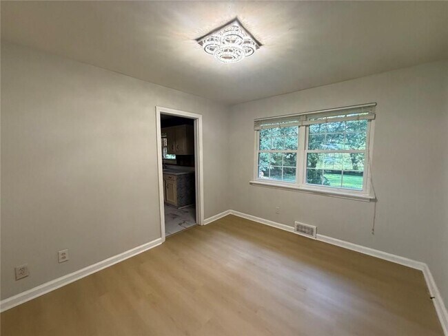 Building Photo - 2726 Hollywood Dr